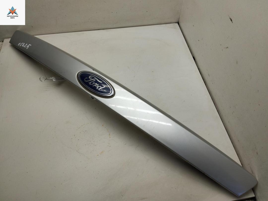накладка подсветки номера Ford Mondeo 3 поколение 2002, 1.8 л., бензин, МКПП, серый, хетчбэк 5 дв., 1S71F43400AF - фото №1