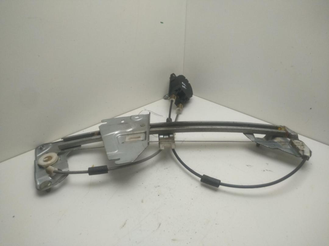 стеклоподъемник задний правый Mazda 323 BA 1995, 1.5 л., бензин, МКПП, синий, хетчбэк 5 дв. - фото №1