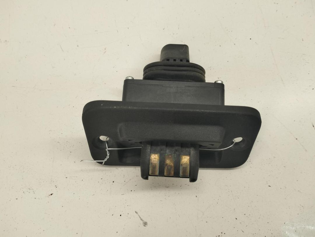 выключатель концевой (концевик) Volkswagen Caddy 3 поколение 2009, 1.9 л., дизель, МКПП, белый, фургон, 2K0907438 - фото №1