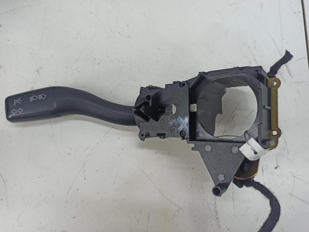 переключатель поворотов Audi A4 B6 2003, 1.9 л., дизель, МКПП, синий, универсал, 4E0953513A - фото №1