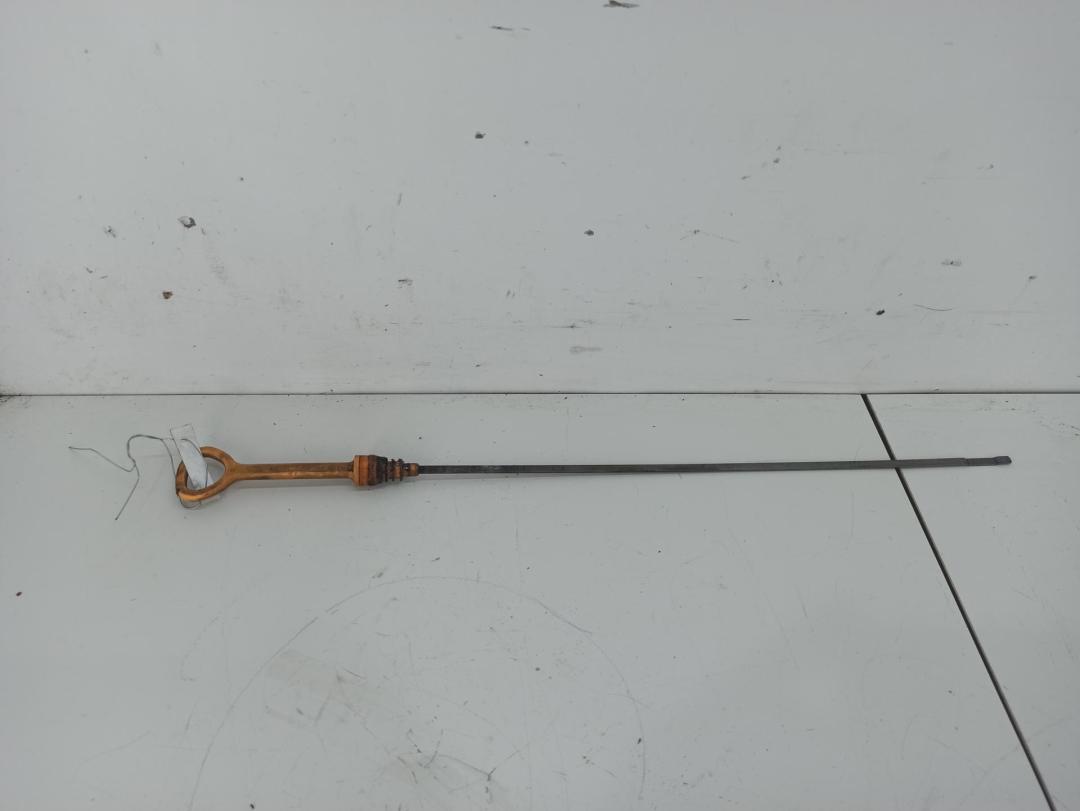 щуп двигателя Audi 100 4A/C4 1994, 2.0 л., бензин, МКПП, синий, седан, 053115611B - фото №1