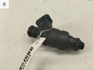 форсунка Volkswagen Golf 4 поколение 1998, 1.6 л., бензин, МКПП, красный, хетчбэк 5 дв., 037906031AA