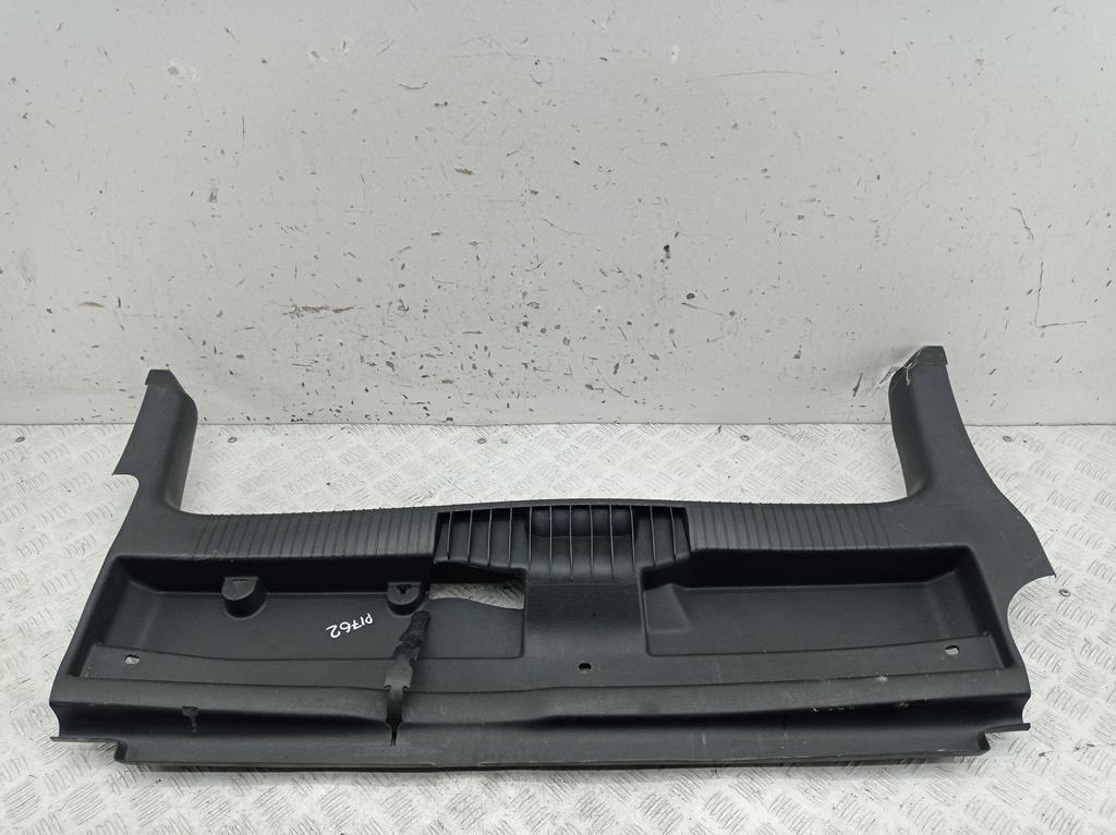 накладка двери (крышки) багажника Volkswagen Polo 3 поколение 1995, 1.0 л., бензин, МКПП, синий, хетчбэк 3 дв. - фото №1