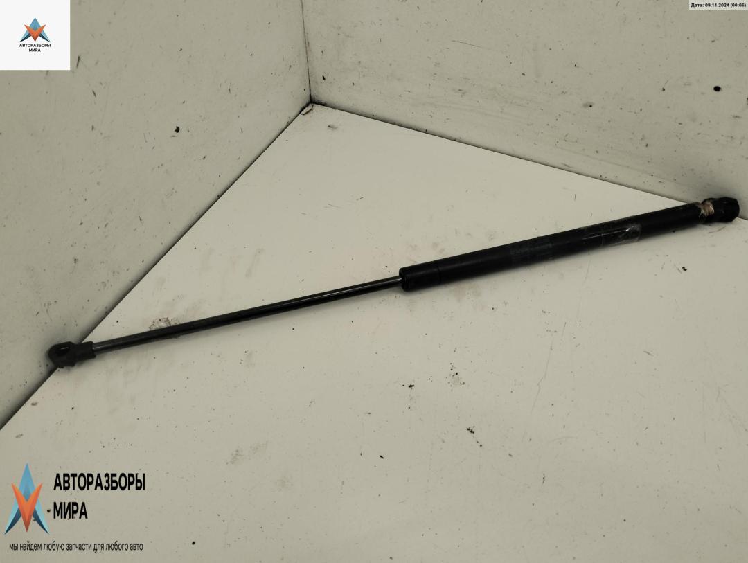 амортизатор крышки багажника (3-5 двери) Volkswagen Golf 4 поколение 1998, 1.6 л., бензин, МКПП, зелёный, хетчбэк 5 дв., 1J6827550 - фото №1