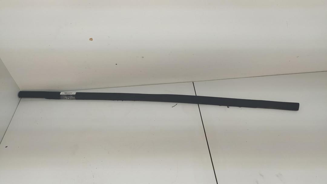 Молдинг стекла двери задней правой наружный Volkswagen Passat B6 2007, 2.0 л., дизель, МКПП, красный, универсал