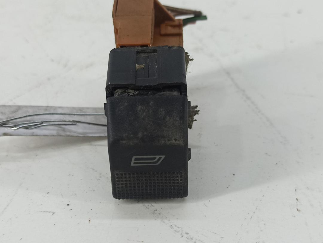 кнопка стеклоподъемника переднего правого Audi A4 B5 1995, 1.6 л., бензин, МКПП, зелёный, седан, 4D0959855 - фото №1