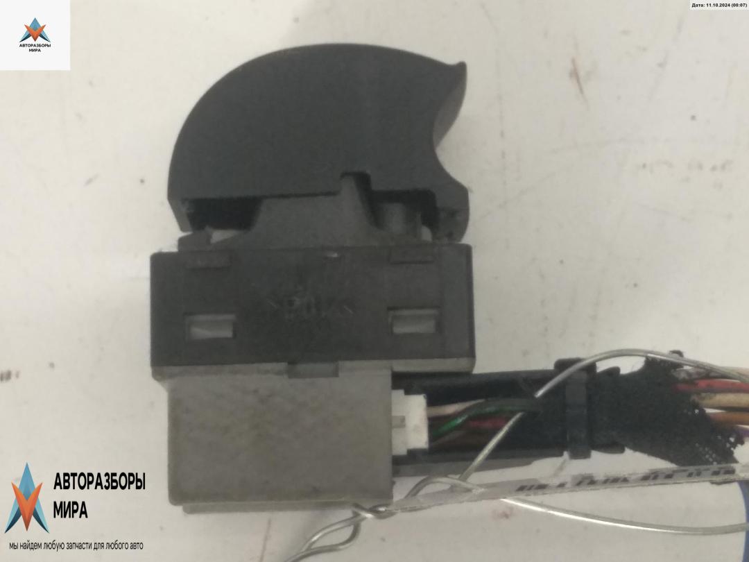 кнопка стеклоподъемника переднего правого Audi A6 4B/C5 1997, 2.4 л., бензин, МКПП, серый, седан - фото №1