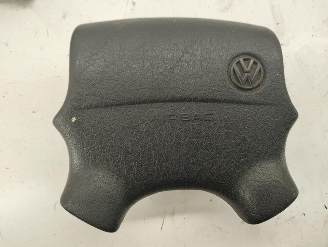 подушка безопасности водителя Volkswagen Golf-3 1998, 1.6 л., бензин, МКПП, красный, универсал, 3A0880201B