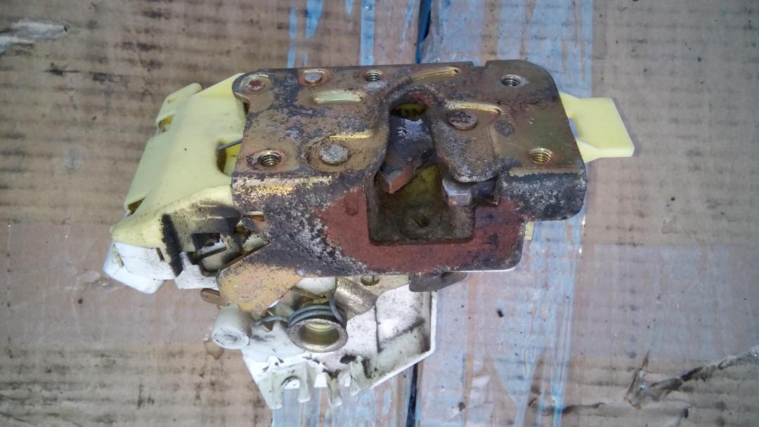 замок двери задней левой Ford Focus 1 поколение 2000, 1.8 л., бензин, МКПП, серый, универсал, XS41A26413BH - фото №1