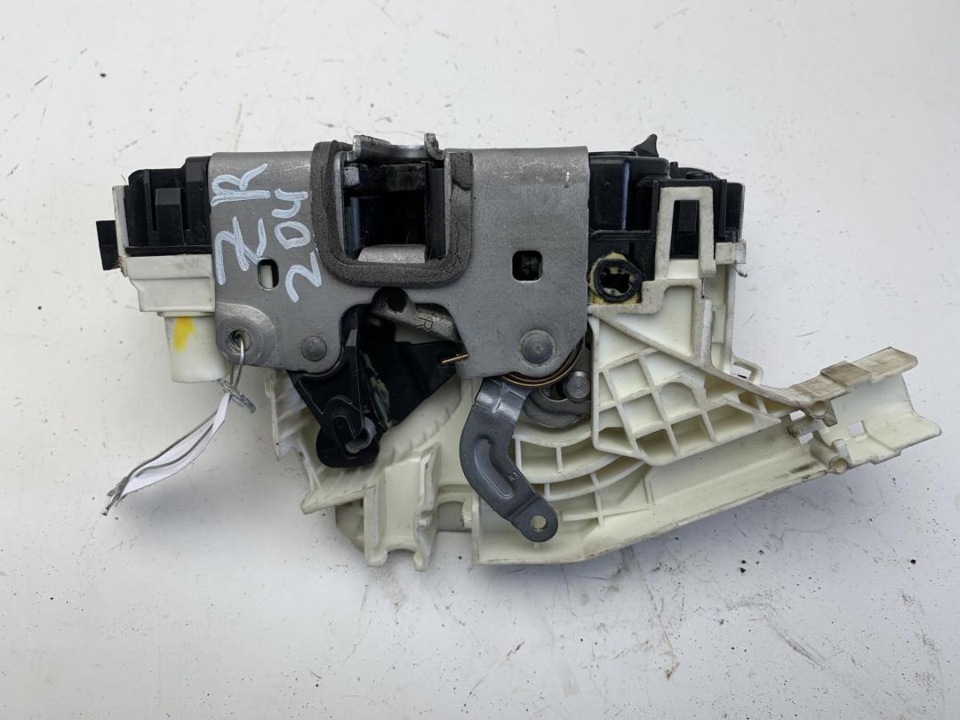 замок двери задней правой Mercedes-Benz C-Класс W204/S204 2008, 2.2 л., дизель, МКПП, чёрный, седан, 2047301235 - фото №1