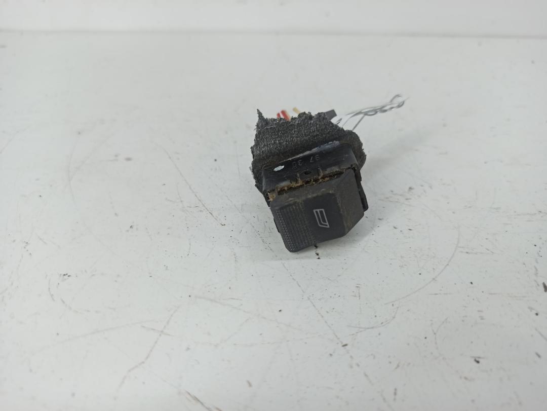 кнопка стеклоподъемника переднего правого Audi A4 B5 1997, 1.8 л., бензин, МКПП, красный, универсал, 4D0959855