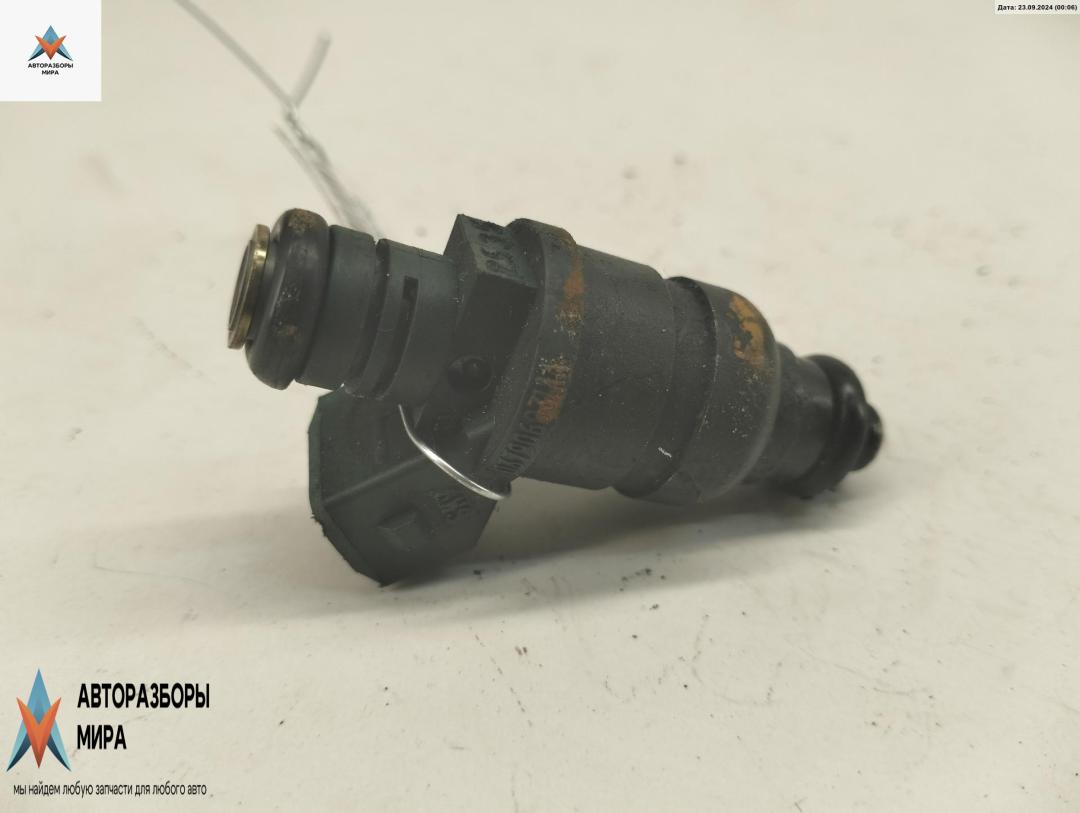 форсунка Volkswagen Golf 4 поколение 1998, 1.6 л., бензин, МКПП, красный, хетчбэк 5 дв., 037906031AA - фото №1