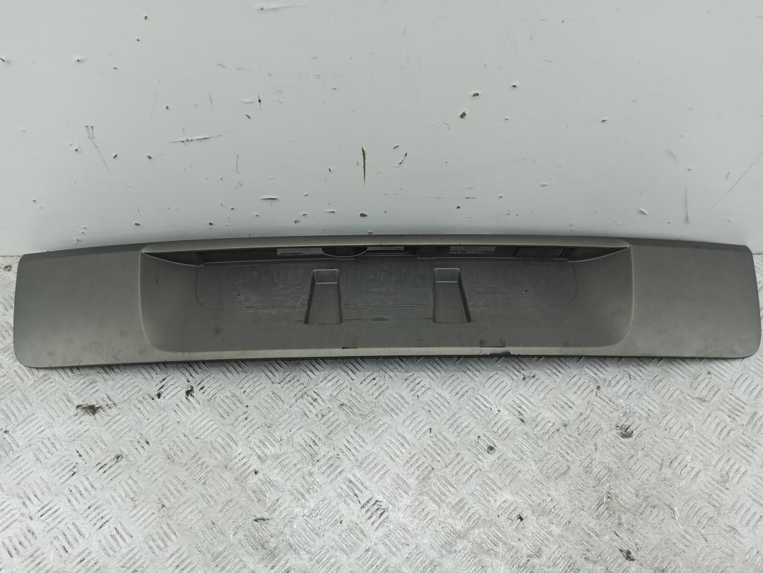 Молдинг крышки (двери) багажника Renault Scenic 2 поколение 2004, 2.0 л., бензин, АКПП, серый, минивэн, 8200139781 - фото №1