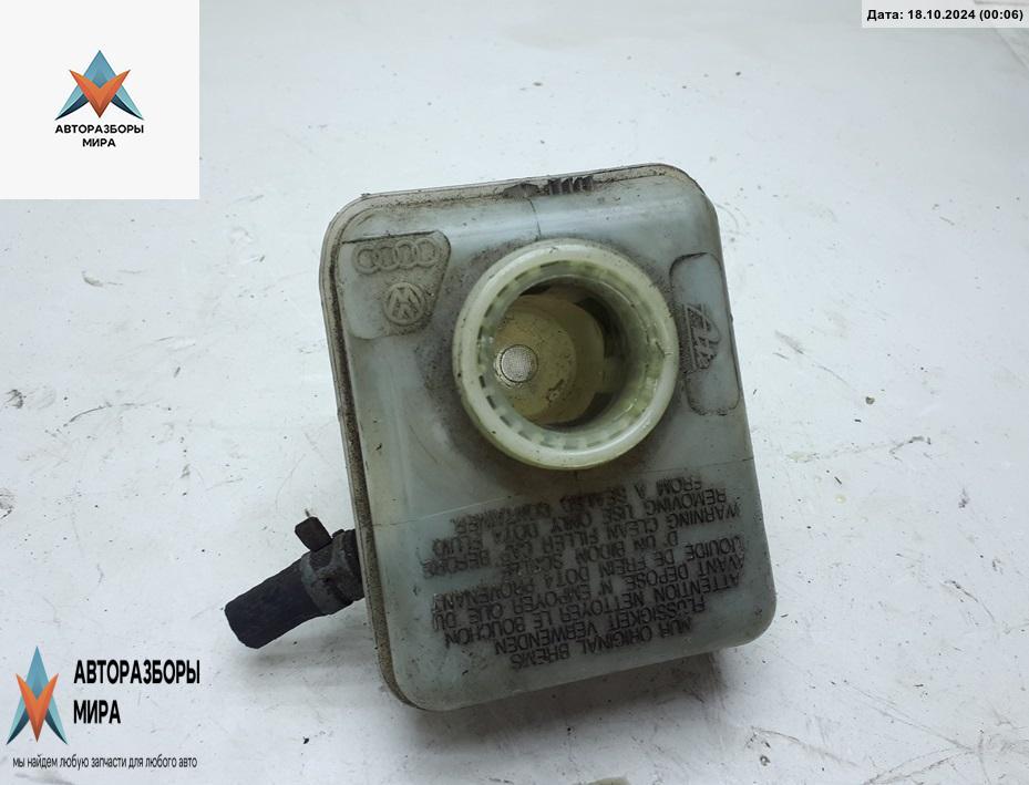 бачок тормозной жидкости Volkswagen Golf 4 поколение 2001, 1.4 л., бензин, МКПП, серый, хетчбэк 5 дв. - фото №1