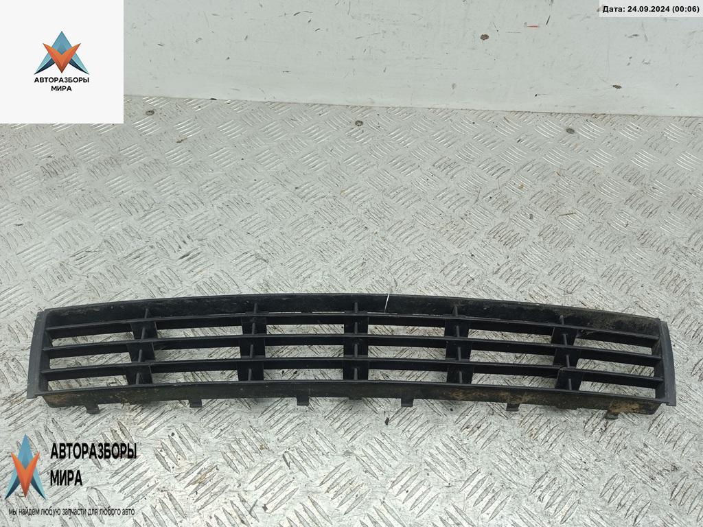 заглушка (решетка) в бампер Audi A4 B5 1997, 1.8 л., бензин, МКПП, чёрный, универсал, 8D0807683 - фото №1