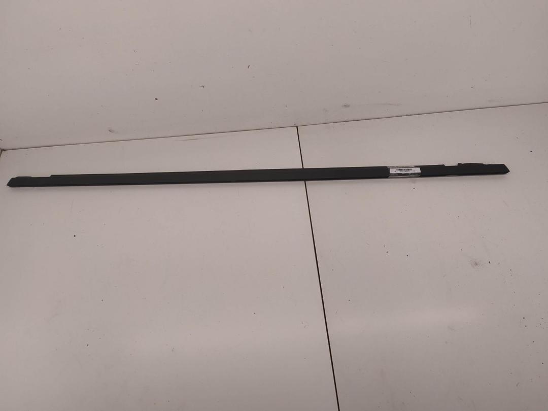 Молдинг стекла двери задней левой наружный Volkswagen Passat B4 1994, 1.9 л., дизель, МКПП, красный, универсал - фото №1