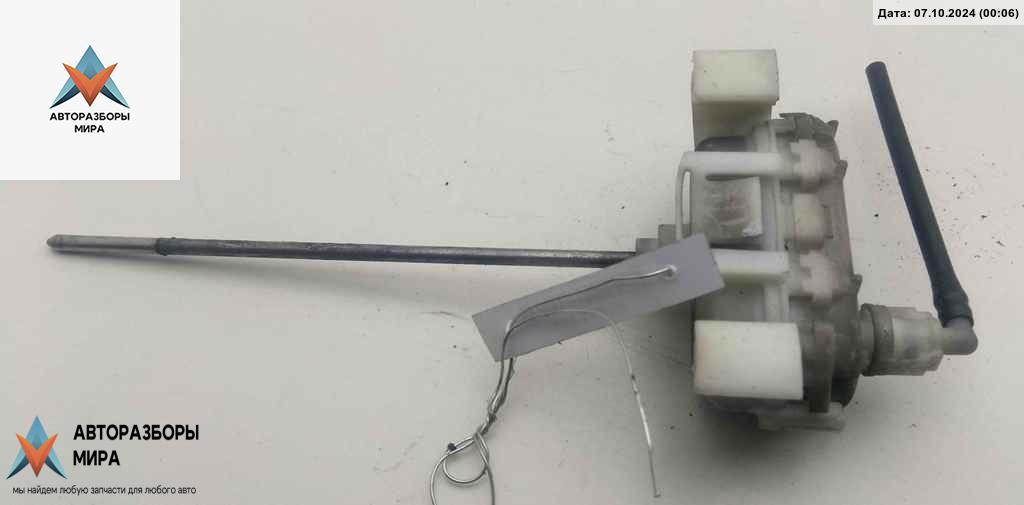 замок лючка топливного бака Audi A4 B5 1997, 2.6 л., бензин, МКПП, чёрный, универсал - фото №1