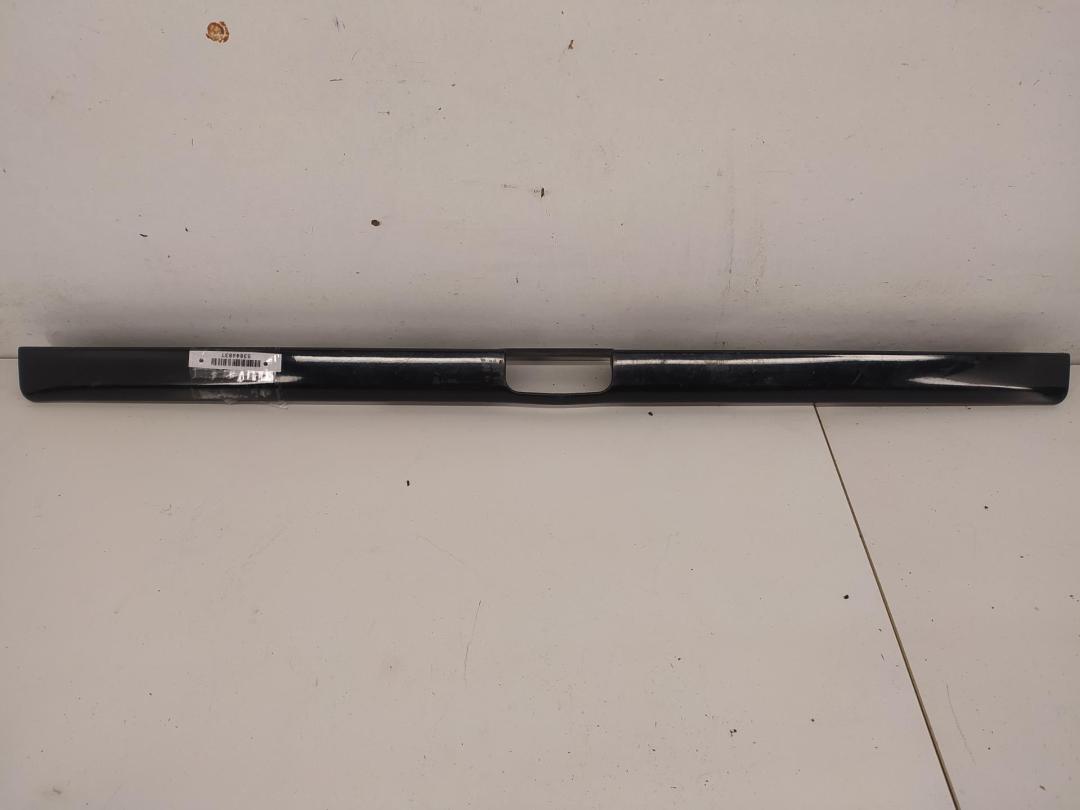 накладка подсветки номера Volkswagen Golf 3 поколение 1995, 1.8 л., бензин, МКПП, синий, хетчбэк 3 дв., 1H6827577 - фото №1