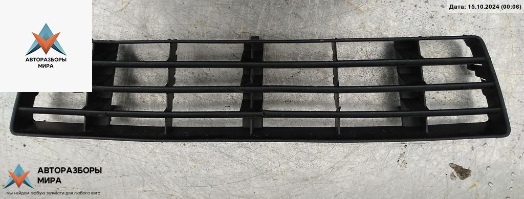 заглушка (решетка) в бампер Audi A6 4B/C5 1998, 2.4 л., бензин, МКПП, белый, седан - фото №1