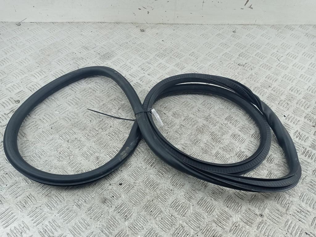 уплотнитель двери Opel Insignia A 2015, 2.0 л., дизель, АКПП, чёрный, хетчбэк 5 дв. - фото №1