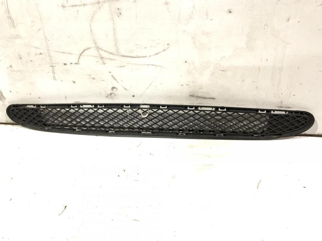 заглушка (решетка) в бампер Mercedes-Benz C-Класс W203/S203/CL203 2002, 2.2 л., дизель, АКПП, серый, универсал, 2038852623 - фото №1