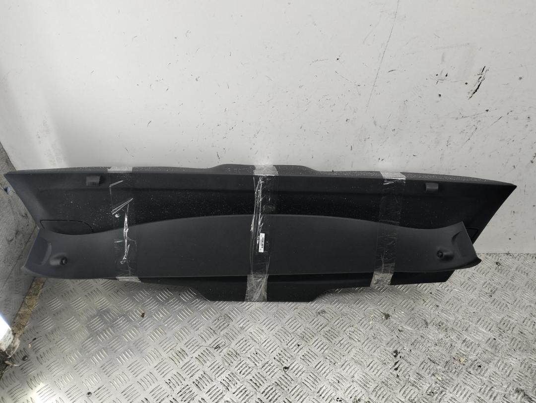 обшивка крышки багажника Peugeot 308 T9 2014, 1.6 л., бензин, МКПП, чёрный, хетчбэк 5 дв., 9801240777 - фото №1