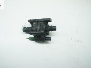 корпус термостата Ford Fiesta 6 поколение 2009, 1.6 л., дизель, МКПП, белый, хетчбэк 3 дв., 1313841, 3M5Q-8A586-AC