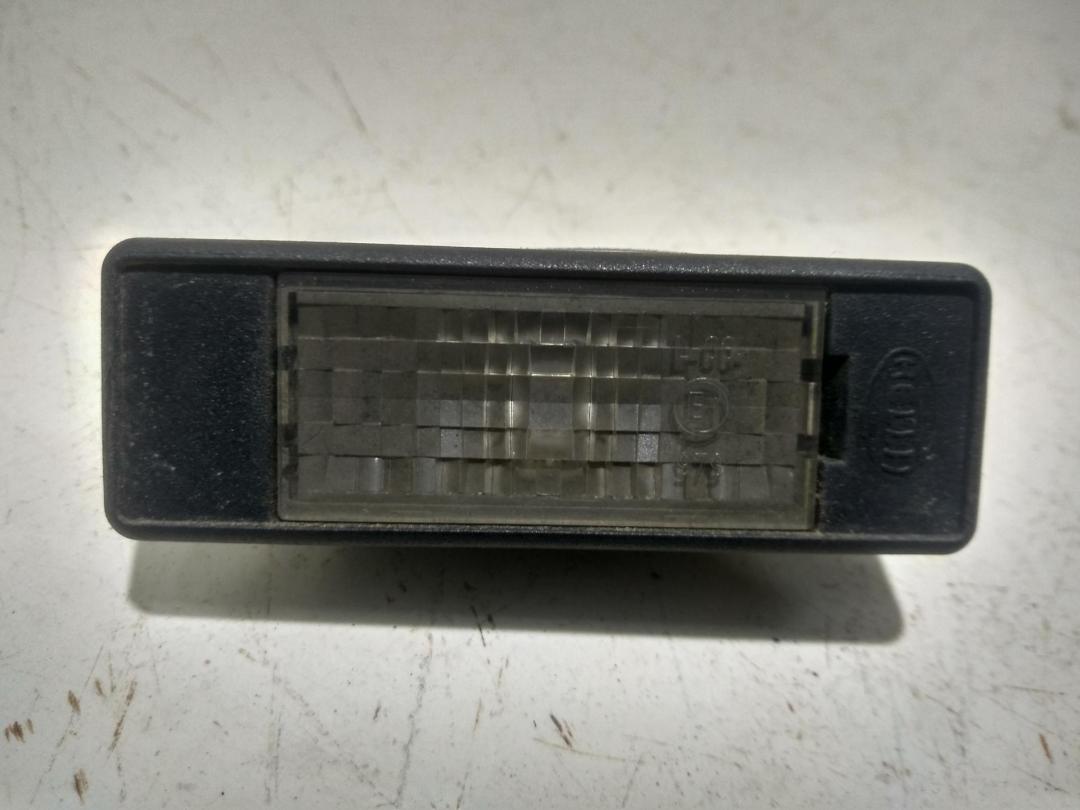 подсветка номера Citroen C4 1 поколение 2005, 1.4 л., бензин, МКПП, чёрный, хетчбэк 3 дв., 153012, 00006340A5 - фото №1