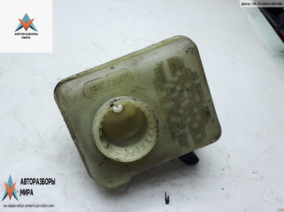 бачок тормозной жидкости Volkswagen Golf 4 поколение 1999, 2.3 л., бензин, МКПП, красный, хетчбэк 5 дв. - фото №1