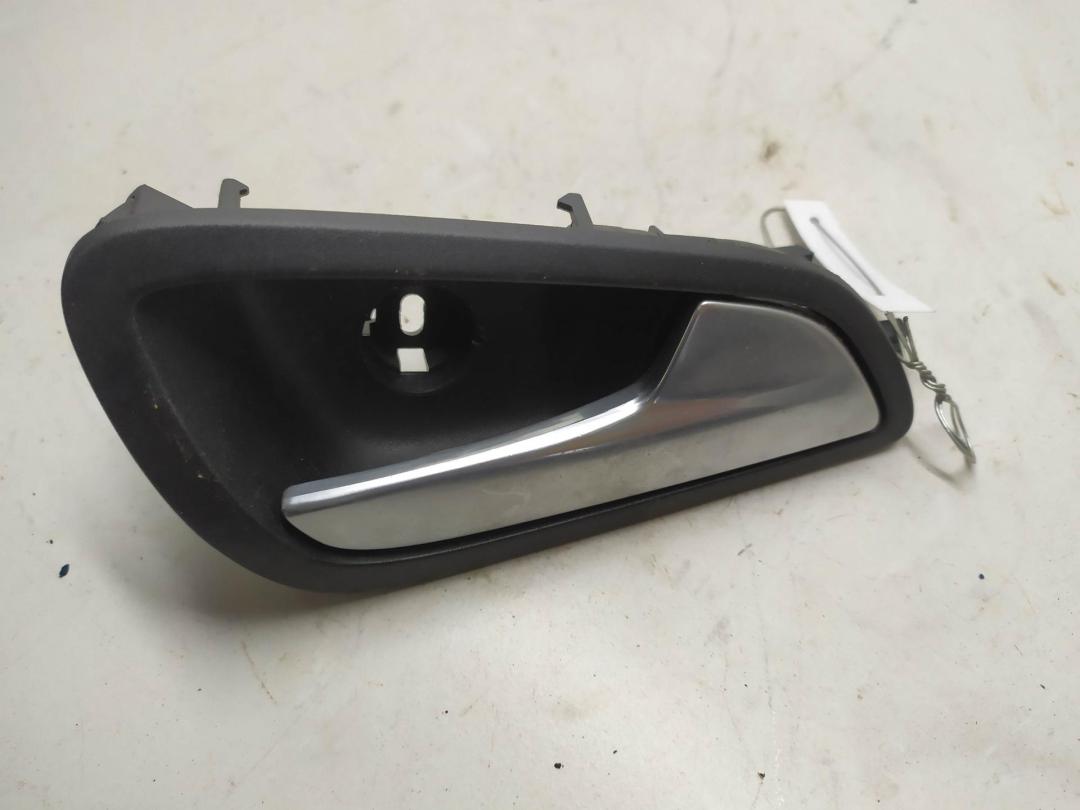 ручка внутренняя передняя правая Ford Focus 3 поколение 2011, 1.6 л., дизель, МКПП, серый, хетчбэк 5 дв., 1746829, AM51-U22600-CE3JA6 - фото №1