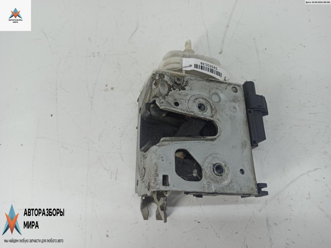 замок двери передней правой Audi A4 B5 1997, 1.8 л., бензин, МКПП, чёрный, универсал, 8D1837016F - фото №1