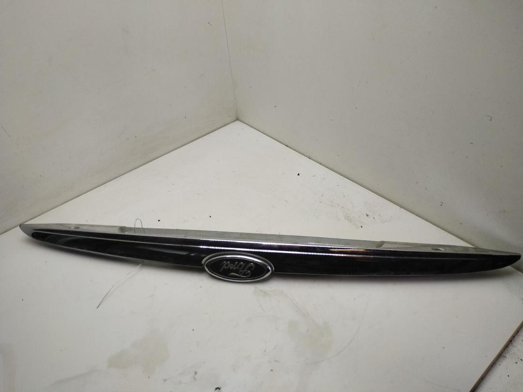 накладка подсветки номера Ford Mondeo 2 поколение 1998, 2.0 л., бензин, МКПП, белый, хетчбэк 5 дв., 96BBA43404BE - фото №1