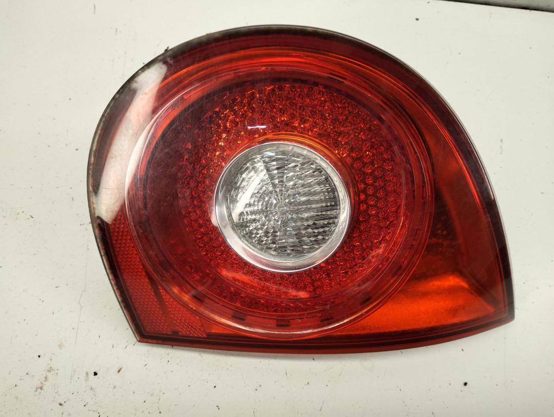 фонарь крышки багажника правый Volkswagen Golf-5 2006, 1.9 л., дизель, МКПП, серый, хетчбэк 5 дв., 1K6945108C