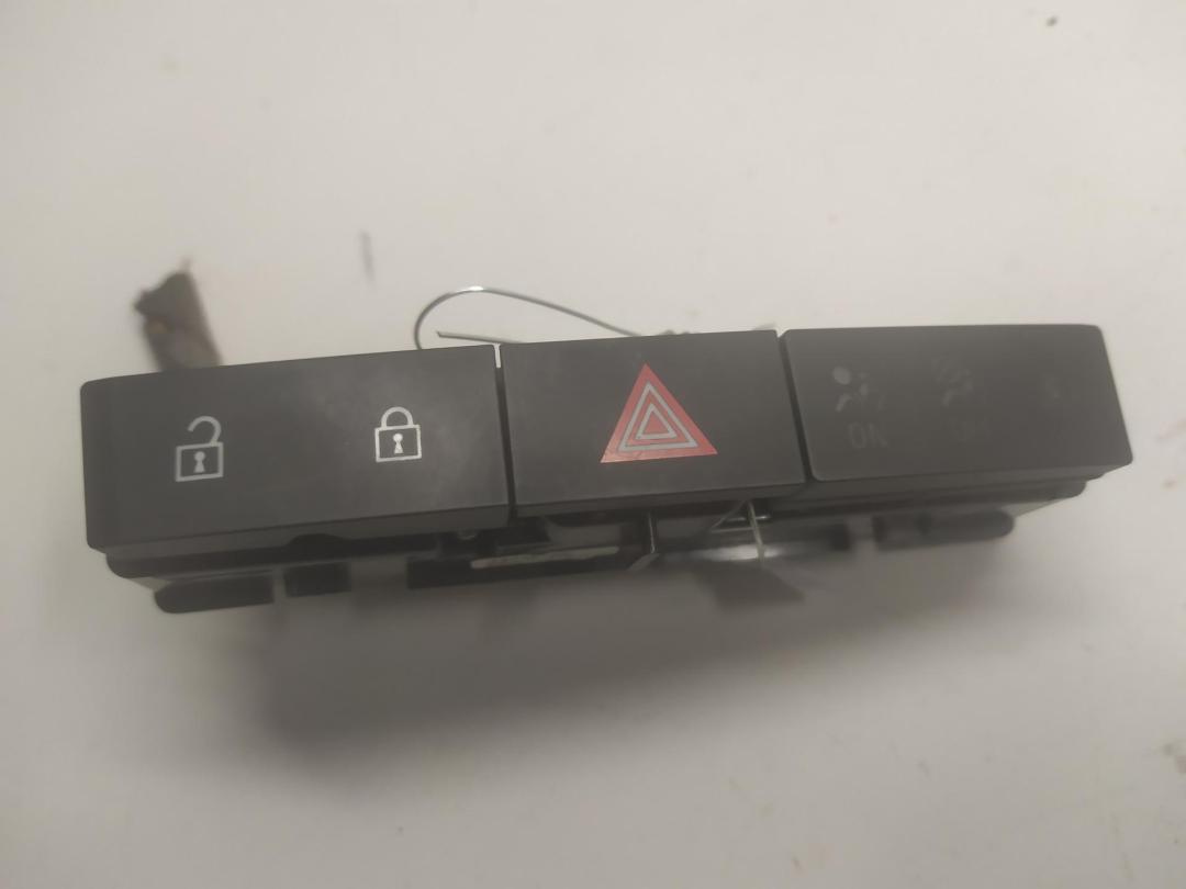 кнопка аварийной сигнализации Opel Astra J 2011, 1.6 л., бензин, МКПП, чёрный, хетчбэк 5 дв., 13285122