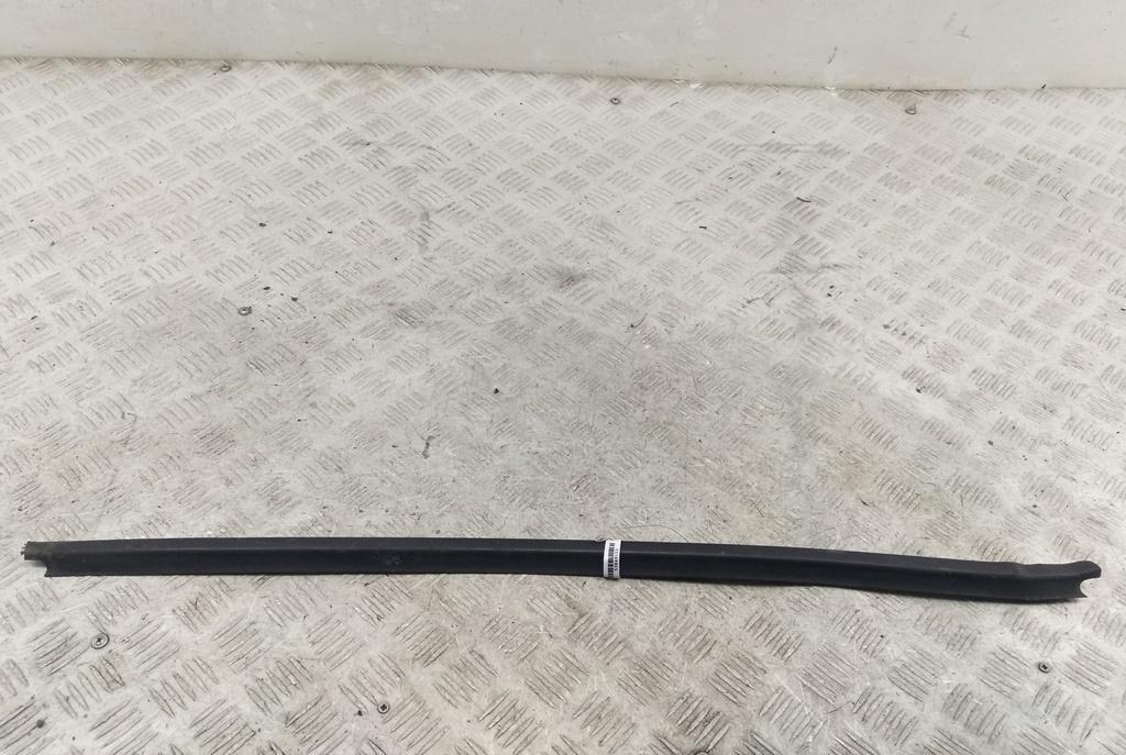 Молдинг стекла двери наружный Volkswagen Bora 1 поколение 2001, 2.0 л., бензин, МКПП, красный, седан - фото №1