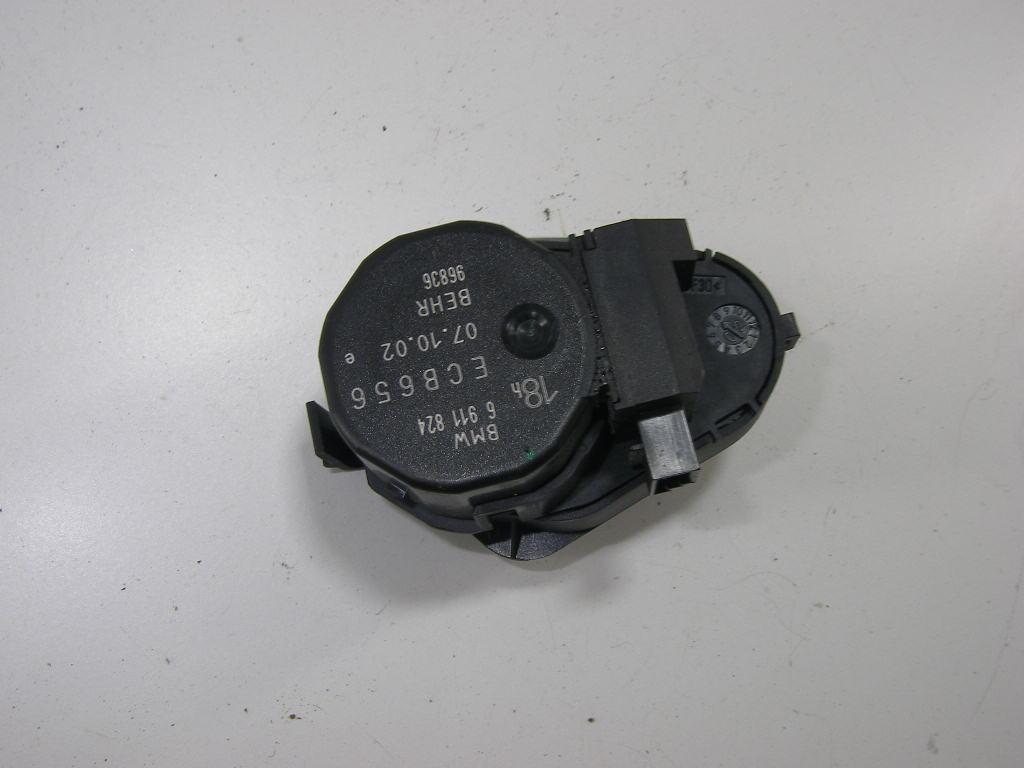 моторчик заслонки печки BMW 7 серия E65/E66/E67 2002, 4.4 л., бензин, АКПП, чёрный, седан, 6911824 - фото №1
