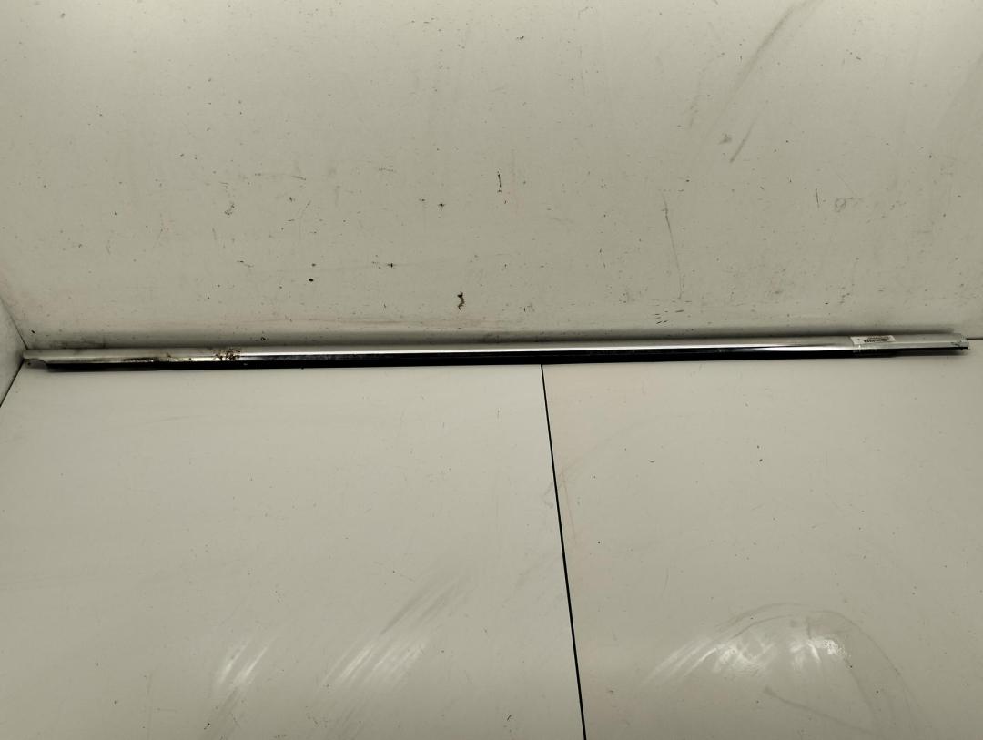 Молдинг стекла двери наружный Volkswagen Passat B6 2008, 2.0 л., дизель, МКПП, синий, седан, 3C4837476B - фото №1