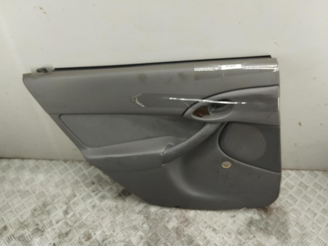 обшивка двери задняя левая Ford Focus 1 поколение 1999, 1.6 л., i, бензин, МКПП, серый, универсал - фото №1