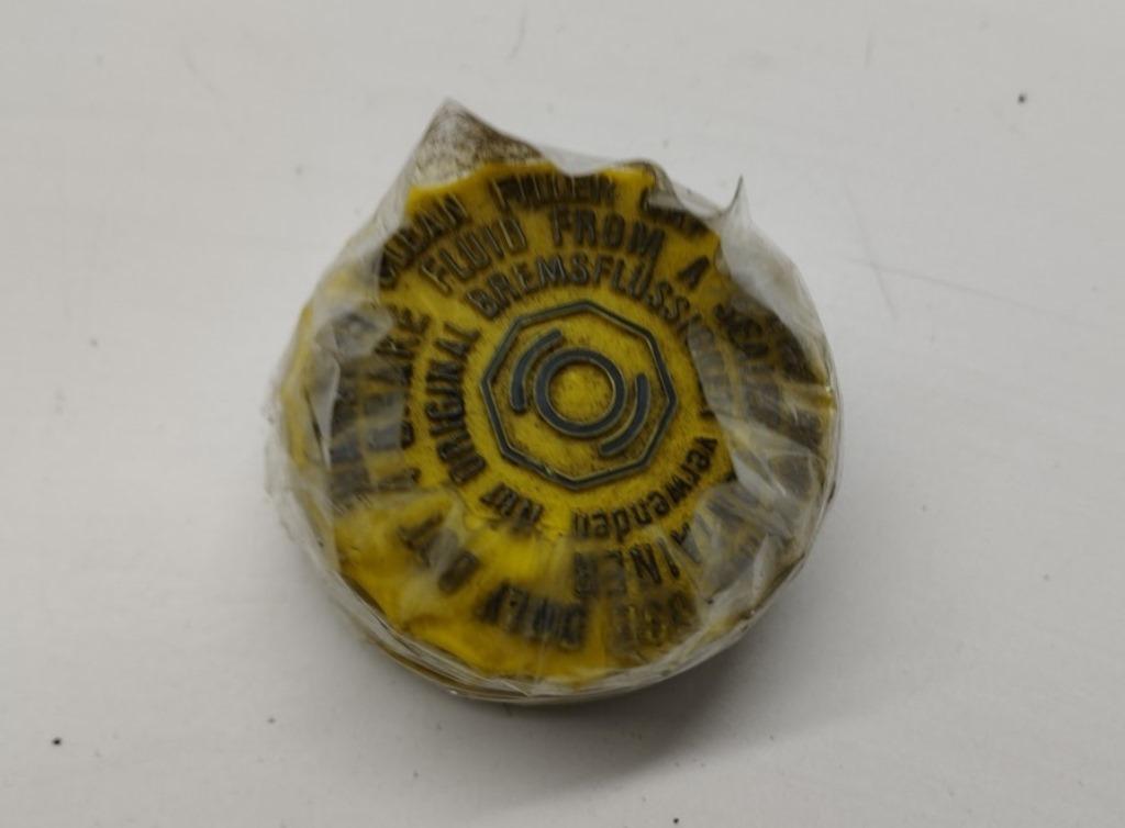 Крышка бачка тормозной жидкости Audi A6 C5 2002, 2.4 л., бензин, АКПП, чёрный, универсал