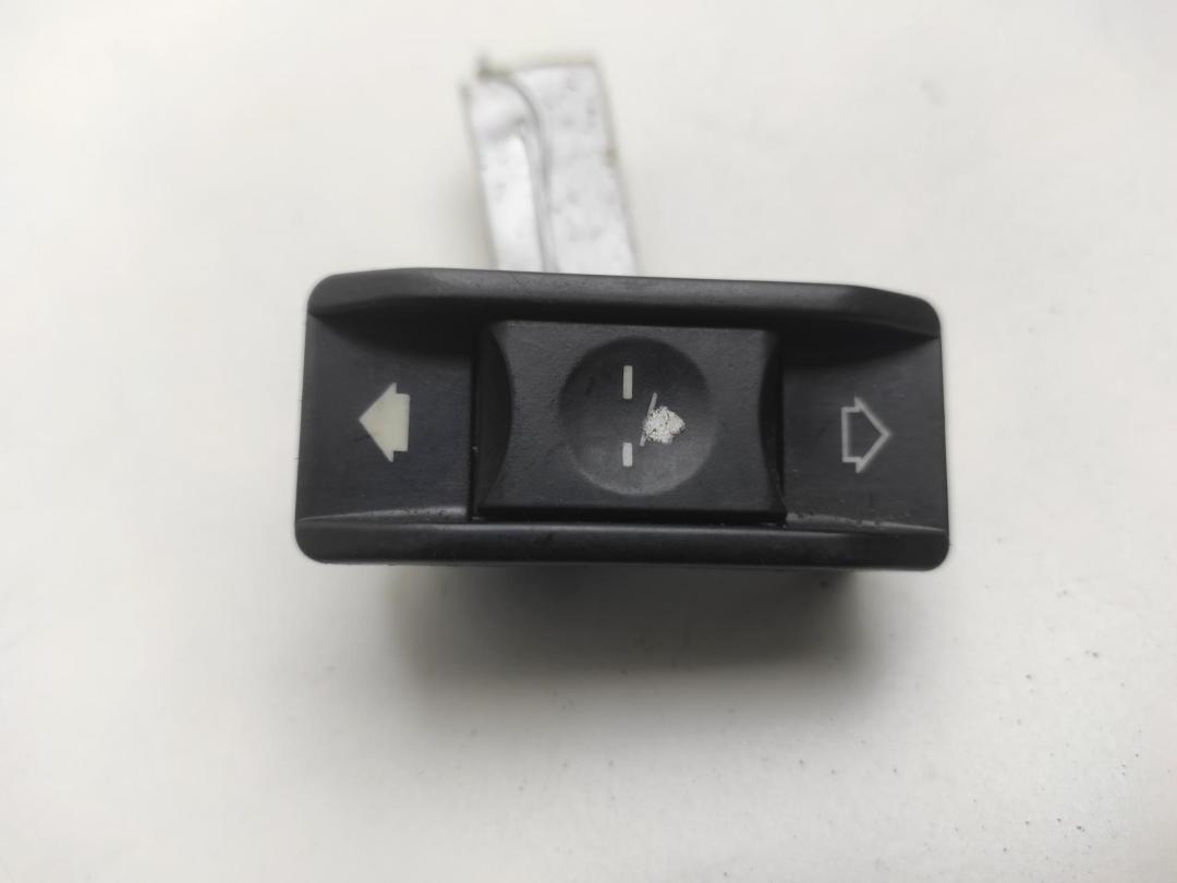 кнопка открывания люка BMW 3 E46 2000, 2.0 л., бензин, МКПП, синий, седан, 8352182