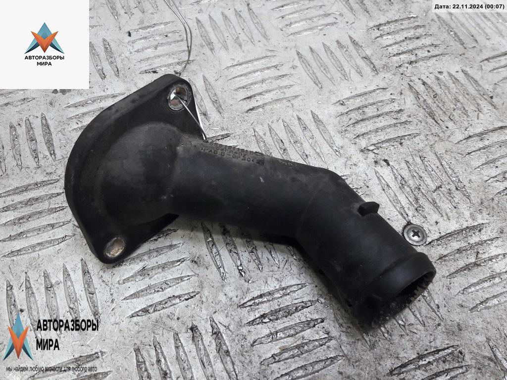 корпус термостата Volkswagen Golf 4 поколение 1998, 1.6 л., бензин, МКПП, белый, хетчбэк 5 дв., 038121121D - фото №1