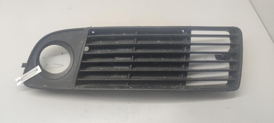 заглушка (решетка) в бампер Audi A6 4B/C5 1998, 2.8 л., бензин, АКПП, серый, универсал, 4B0807681J - фото №1
