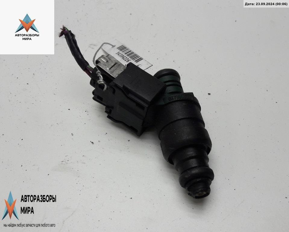 форсунка Volkswagen Golf 4 поколение 1998, 1.6 л., бензин, МКПП, красный, хетчбэк 5 дв., 037906031AA - фото №1