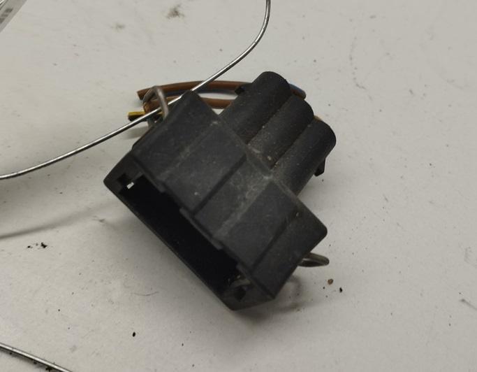 разъем (фишка) проводки Audi A4 B5 1995, 1.8 л., бензин, МКПП, белый, седан, 357972753