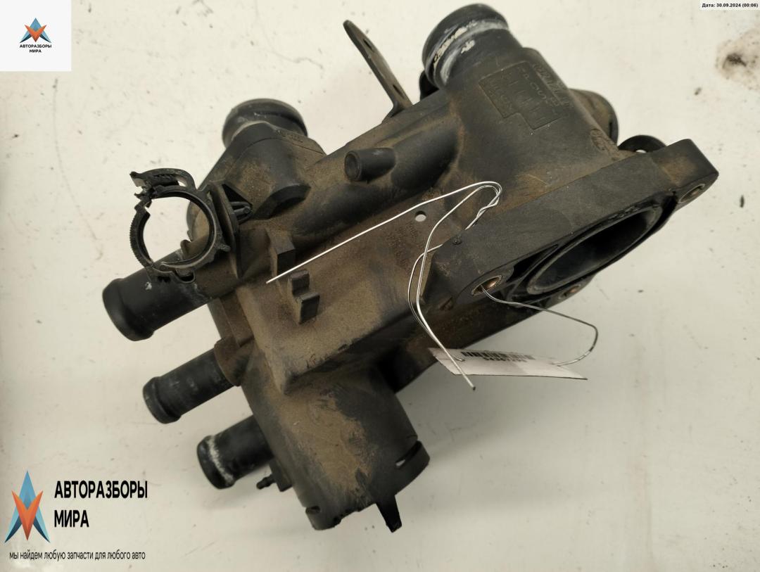 корпус термостата Volkswagen Golf 4 поколение 1999, 1.4 л., бензин, МКПП, серый, хетчбэк 5 дв., 032121111 - фото №1