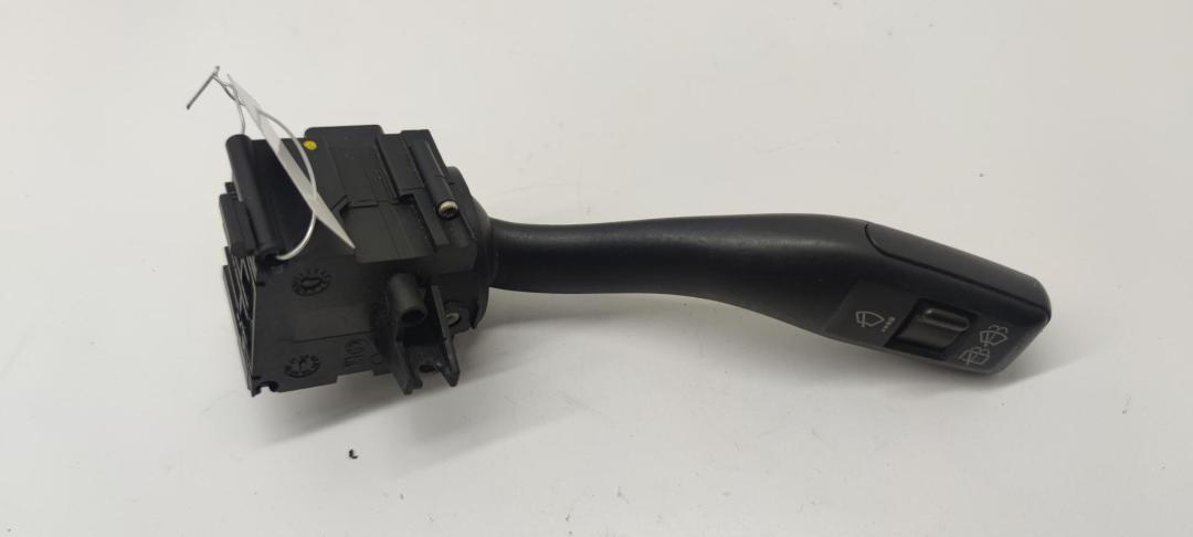 переключатель дворников Audi A4 B6 2001, 1.9 л., дизель, МКПП, жёлтый, универсал, 8E0953503A - фото №1