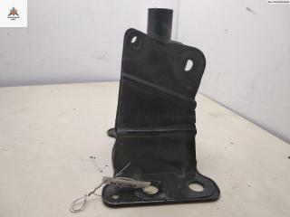 кронштейн переднего бампера Audi A3 8P/8PA [2-й рестайлинг] 2009, 1.6 л., дизель, МКПП, чёрный, хетчбэк 3 дв., 8P0807134A