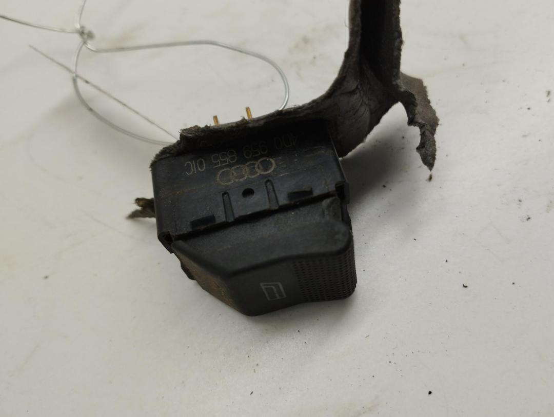 кнопка стеклоподъемника переднего левого Audi A4 B5 1997, 1.6 л., бензин, МКПП, серый, универсал, 4D0959855 - фото №1