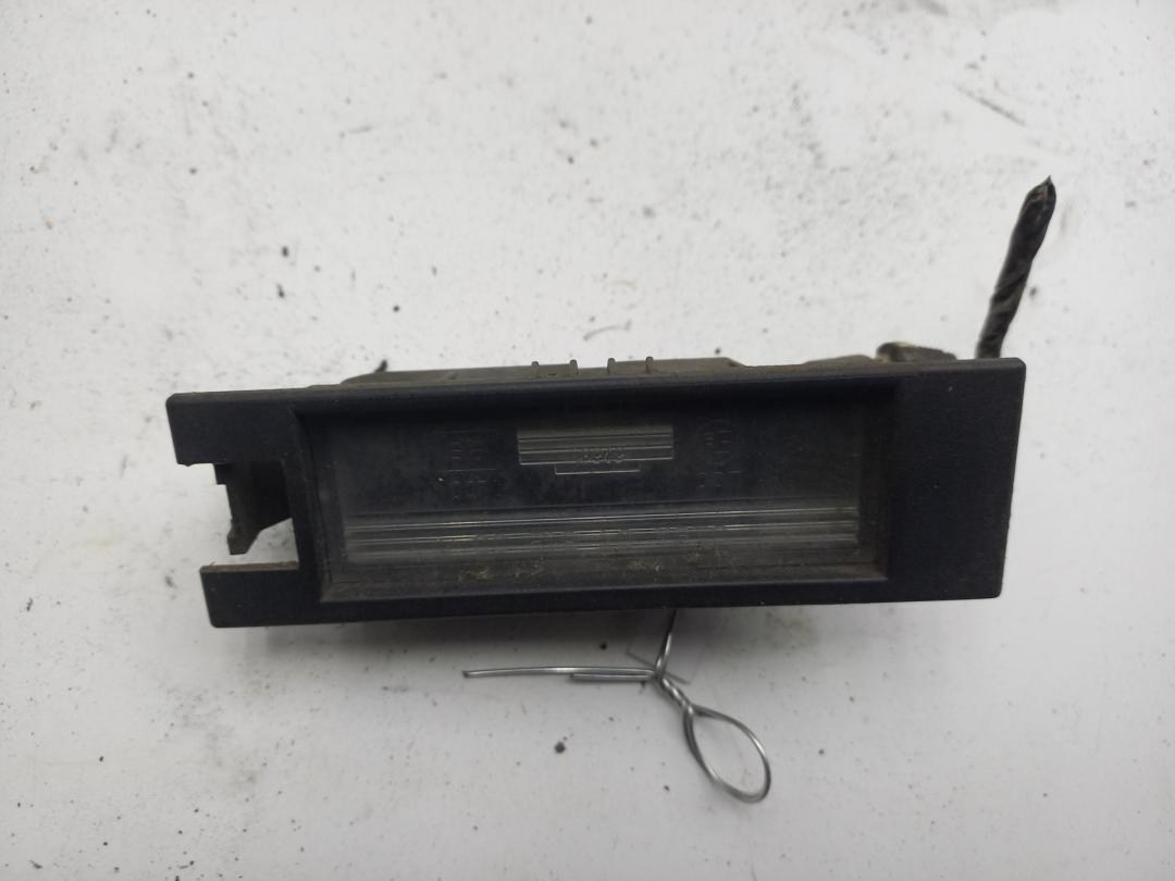 подсветка номера Opel Corsa C 2001, 1.2 л., бензин, МКПП, серый, хетчбэк 5 дв., 09164143 - фото №1
