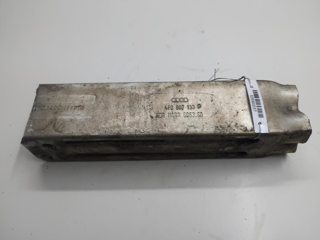 кронштейн переднего бампера Audi A6 4F/C6 2006, 2.0 л., дизель, МКПП, чёрный, седан, 4F0807133 - фото №1